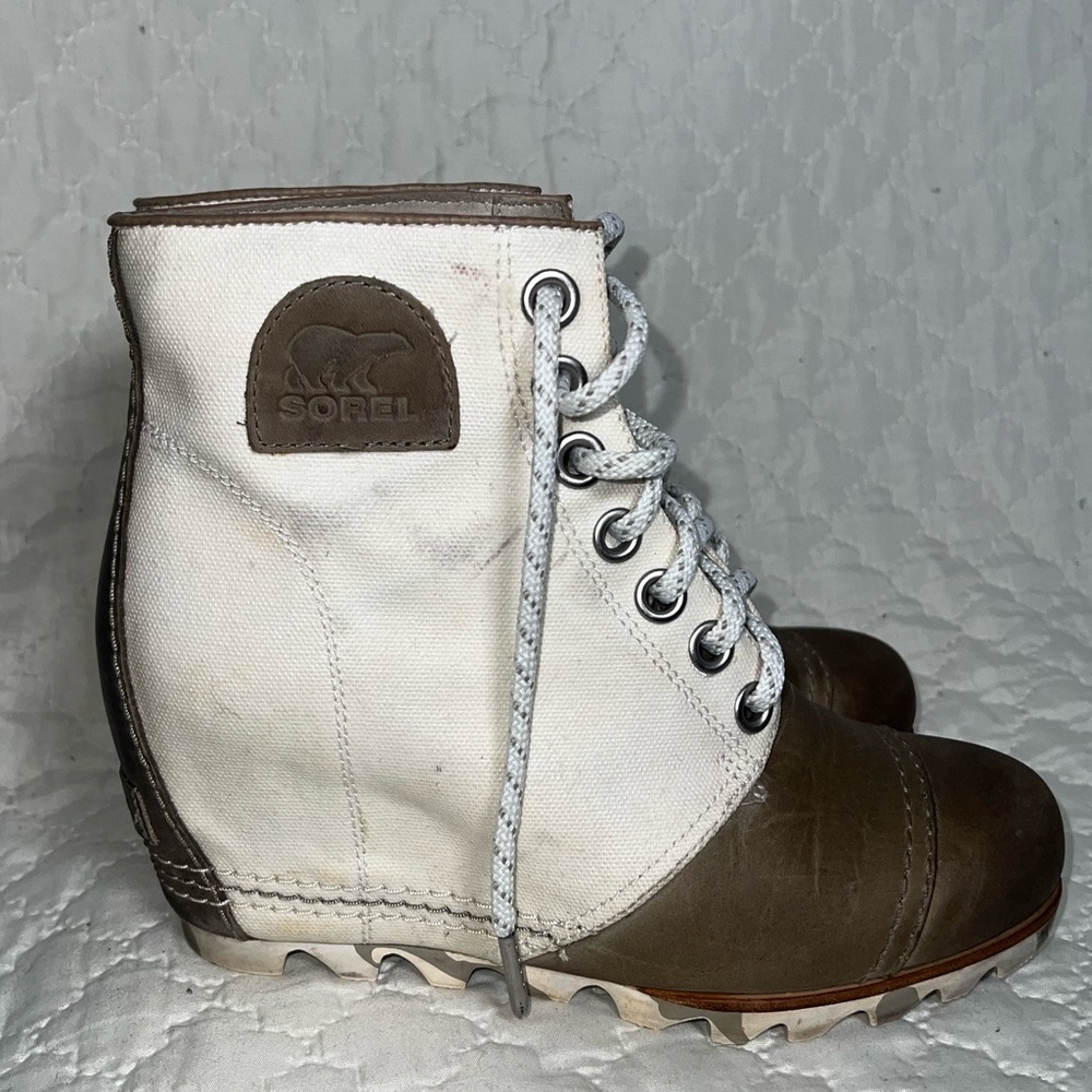 Sorel Off-White & Brown Lace-Up Boots